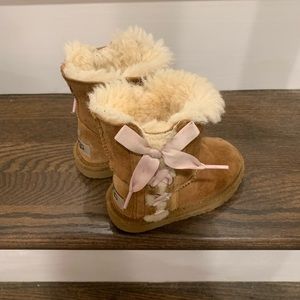 UGG cute kids boots with pink bow US7